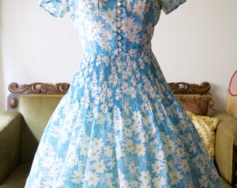 1950s day dress/blue with daisies and pleated skirt