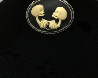 Conjoined twins cameo brooch