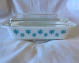 Pyrex Promotional Lidded Snowflakes Pan