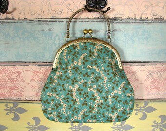 Vintage evening clutch purse with little white flowers, kiss lock purse, metal frame purse, purse with handle