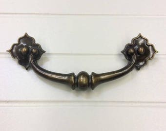 4 1/4 pouce Vintage matériel tire pour mobilier et armoires - seulement 2 à gauche !