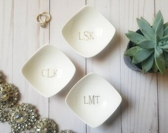 Monogram Ring Dish, Personalized Ring Dish, Customized Trinket Tray, Name Ring Dish, Engagement Ring Holder, Wedding Gifts, Bridesmaid Gifts