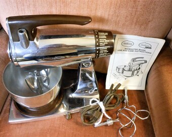 Vintage Sunbeam MixMaster, bowls, beaters, dough hooks, booklet, excellent