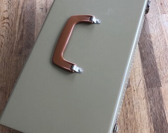 Metal tool box with lift-out tray
