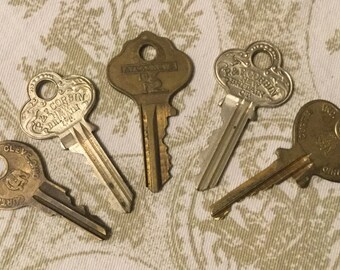 Vintage Decoritive Keys Set of Five Steampunk Jewelry Supplies