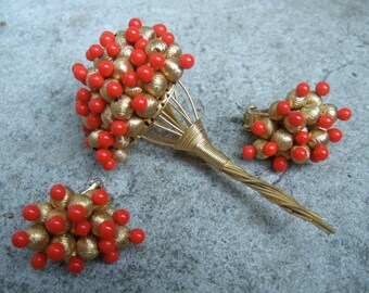 De Nicola Red Glass Beaded Flower Brooch & Earrings c 1970