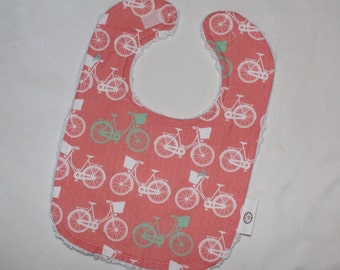 Babero de Chenille ruedas Whimsical coral