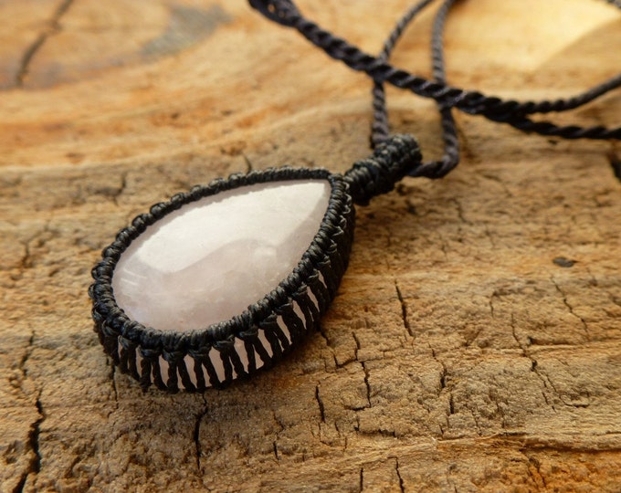 Оплетение кабошона в микромакраме. Оплетение камня проволокой. Макраме оплести камень. Оплетение кабошона кабошона. Оплести камень для кулона.