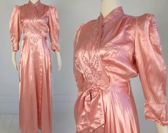 Vintage 1940s Pink DIANA DEAN ROBE long liquid satin dressing gown embroidery Old Hollywood Glamour 40s pin-up starlet glam xs s lingerie