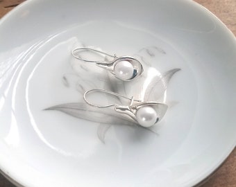 Vintage Avon Pearl Calla Lily Earrings