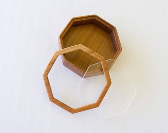 Fine finished hardwood octagonal miniature box - 59 mm overall - (F85l)