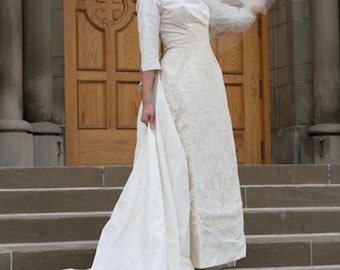 Vintage 1960s Wedding Dress // Lace Wedding Gown / / xs-s with Detachable Train
