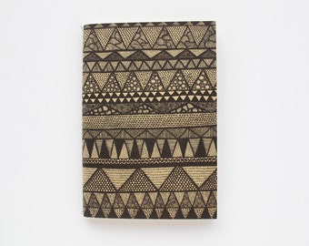 A6 sewn notebook with hand-drawn cover | Caderno A6 com desenho da capa feito à mão, lombada cosida