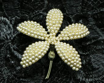 Large Beautiful Faux Pearl Flower Brooche/Pin
