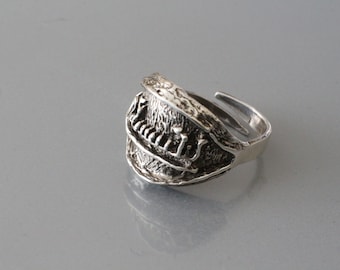 Modernist vintage sterling silver ring with a petroglyph style boat.