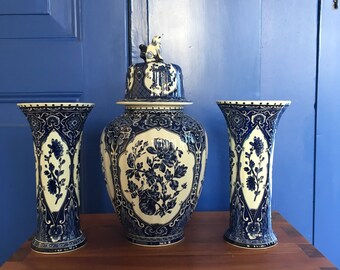 Boch Defts cabinet set, two vases and ginger, Delft Blue