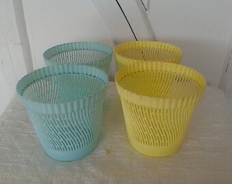 Vintage plastic cache - pot.