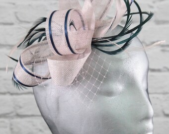Erröten rosa und Marine Fascinator auf einem Kamm, Haarreif oder Clip.