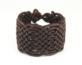 Special braided leather bracelet with toggle closure (SZA15)