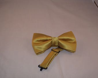 Papillon da uomo. Papillon verde oliva chiaro verde oliva Martini con opzione fazzoletto da taschino abbinato