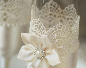 Lace Flower Toasting Flutes, Champagne Glasses Off-White, Bride and Groom Toasting Glasses, Wedding Glasses Handmade, Lace Glasses Set