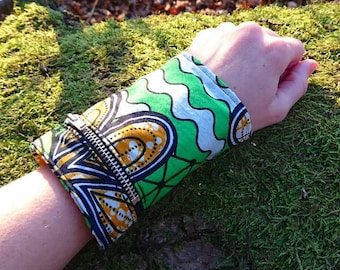 Wrist wallet in green waxprint