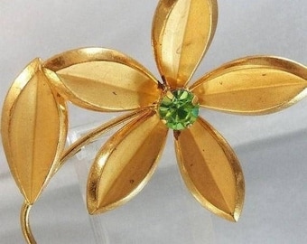 BIG SALE Vintage Rhinestone Flower Brooch. 1950s. Gold Plated Green Rhinestone Flower Pin.