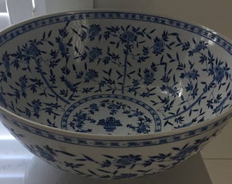 Stunning Porcelain Asian Bowl