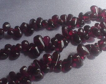gemstone dark red wine garnet tear drop bead 4x6 mm / 15 inch side drill