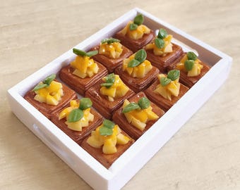 Miniature Mango Pie in the wooden tray,Miniature Cakes,Miniature Food,Miniature sweet,Fruit Cakes,Dollhouse Bakery,Mango cakes