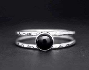 Onyx silver ring, black stone ring, Dainty ring, Hammered stacking ring, double band ring, petite ring