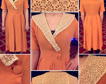 Beautiful Original 1930s/40s Crepe Dress with Floral Lace Sailor Collar and Pleated Skirt!