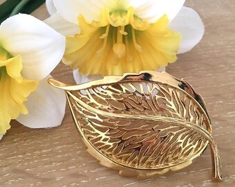 VINTAGE - openwork leaf brooch