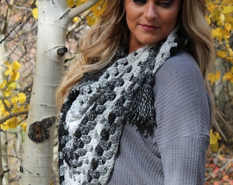 Black and white triangle scarf | Triangle scarf | Crochet scarf | Crochet accessories | Winter fashion | Winter accessories | Women's scarf