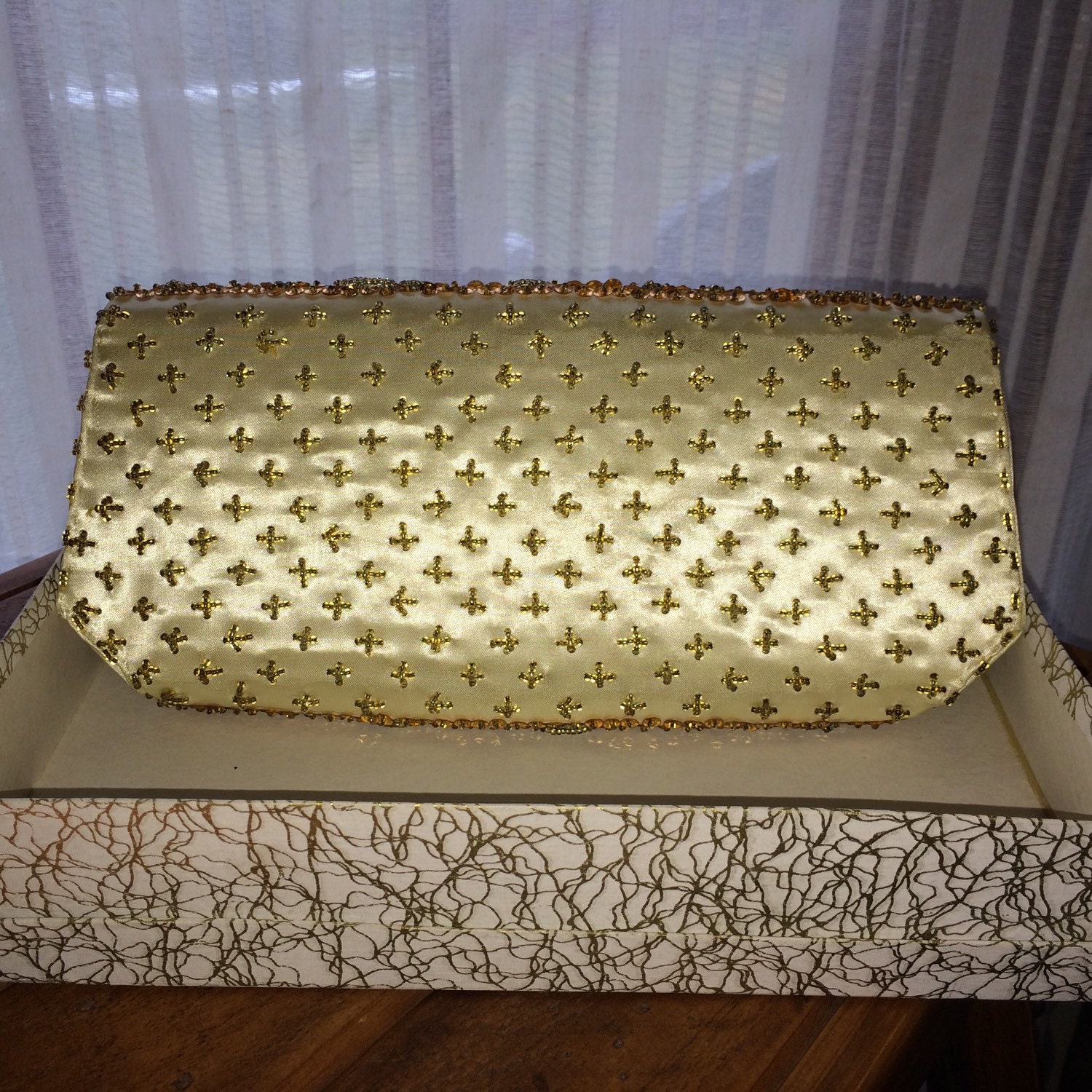 la regale gold clutch