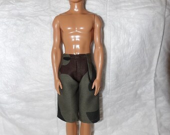 Board shorts in green camoflage print for male fashion dolls - kdc88