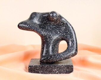 SPECKLED ABSTRACT SCUPLTURE