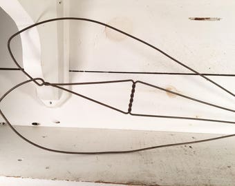 Antique Wooden Handled Rug Beater/Farmhouse Kitchen Primitive Wire Rug Beater with Wooden Handle/Shabby Chic Rug Beater/Rustic Rug Beater