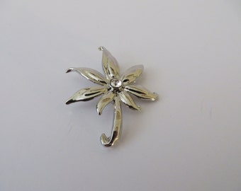 Vintage Silver Tone Flower Brooch