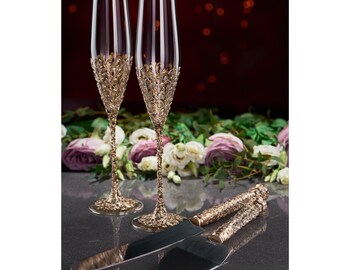 Personalized Wedding glasses and Cake Server Set cake cutter gold wedding toasting flutes Gold wedding flutes and cake gold wedding set of 4