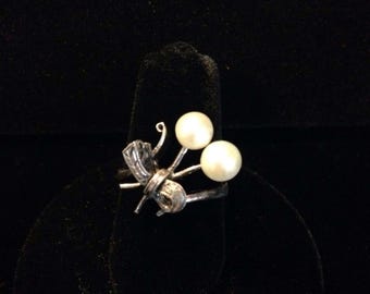 1940s silver bow and pearl ring.
