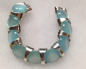 Moonstone-like lucite link bracelet. Vintage piece.