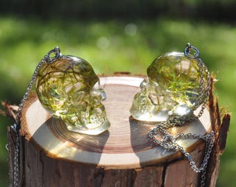 Mossy Skull Necklace, Gothic Jewelry, Crystal Skull Jewelry, Real Moss Necklace, Skull Terrarium Jewelry, Womens Gothic Skull Jewellery