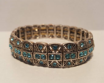 Stretchable adjustable bracelet with aquamarine rhinestones