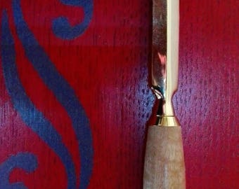 Cut paper, gold, with handle in eucalyptus