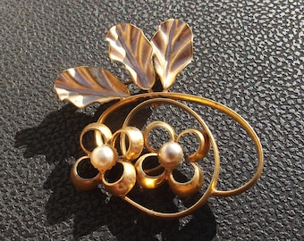 Vintage brooch flower pearl