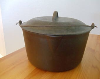 Cast Iron Dutch Oven (w/gatemark)