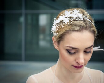 Hochzeit / Braut Haarschmuck / Haarband / Headpiece aus Seidenblüten auf einem Gesteck von feinen Perlen - Octavia