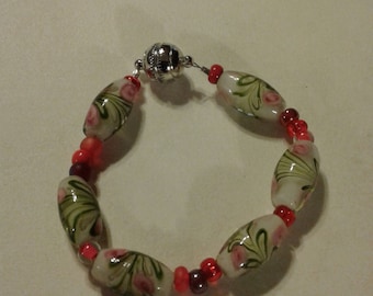 A lovely bracelet white beads with flowers