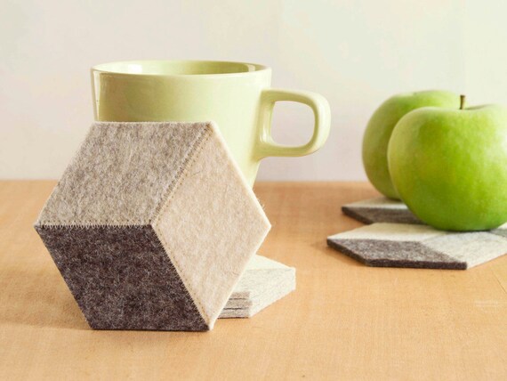 Set of light grey felt coasters, geometric, stylish coasters, wool felt, handmade, gift idea, home decor, housewarming gift, made in Italy